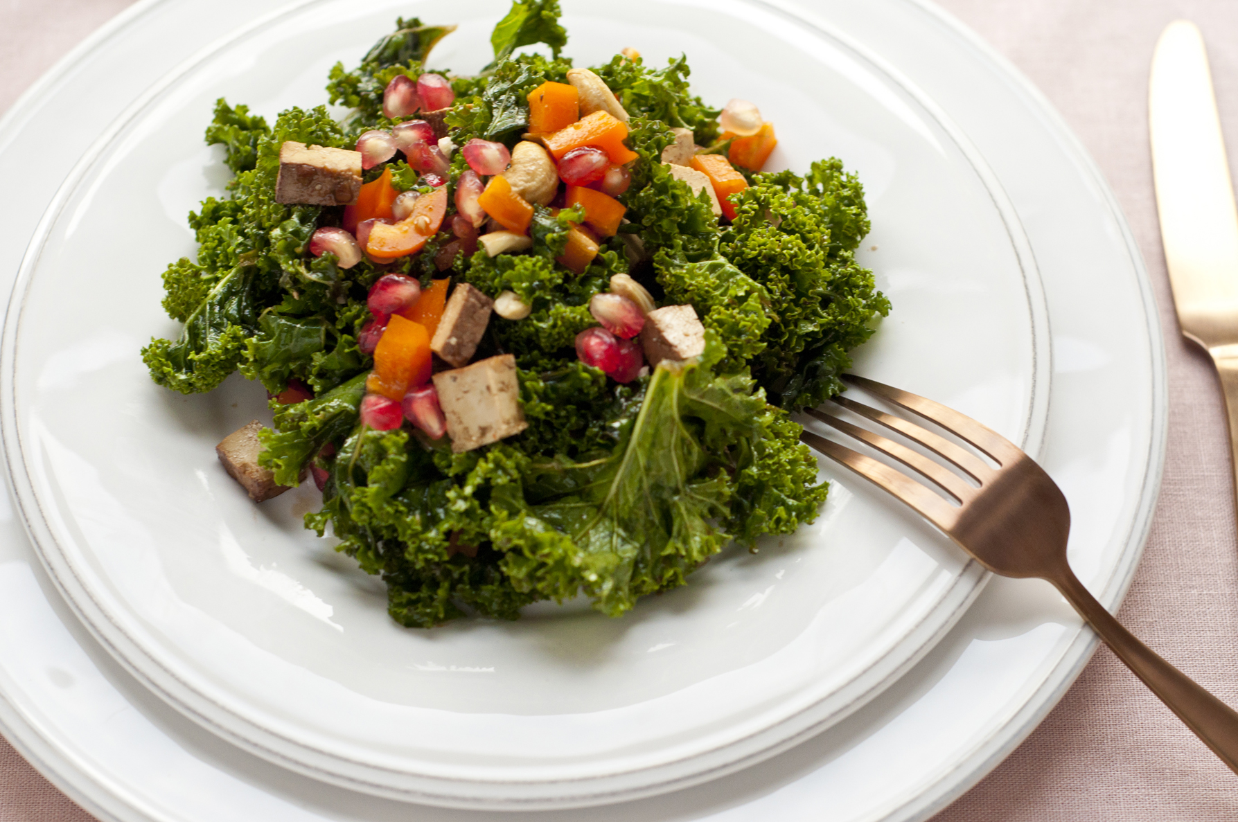 Grünkohlsalat mit Tofu, Granatapfel und Nüssen - vegan