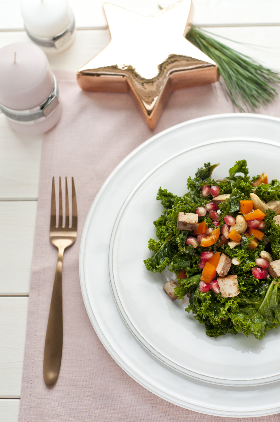 Grünkohlsalat mit Tofu, Granatapfel und Nüssen - vegan