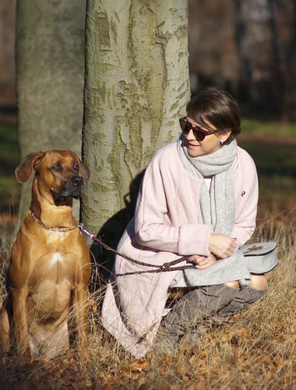 Mit Frau Ava und Hund im Wald