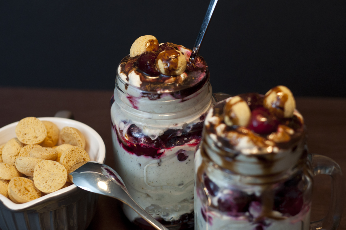 Mascarpone-Kirsch-Nachtisch mit Amarettini