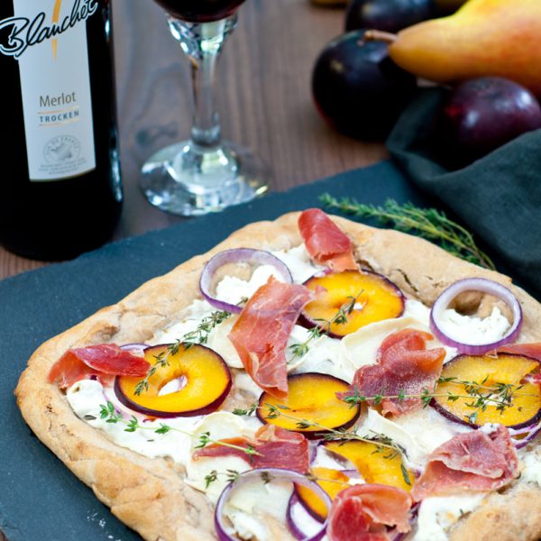 Pizza Rustico mit Pflaumen und Ziegenkäse und dazu Blanchet Merlot