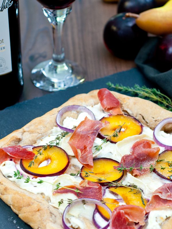 Pizza Rustico mit Pflaumen und Ziegenkäse und dazu Blanchet Merlot