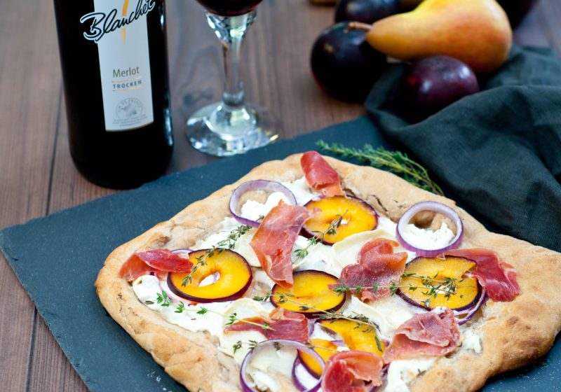 Pizza Rustico mit Pflaumen und Ziegenkäse und dazu Blanchet Merlot