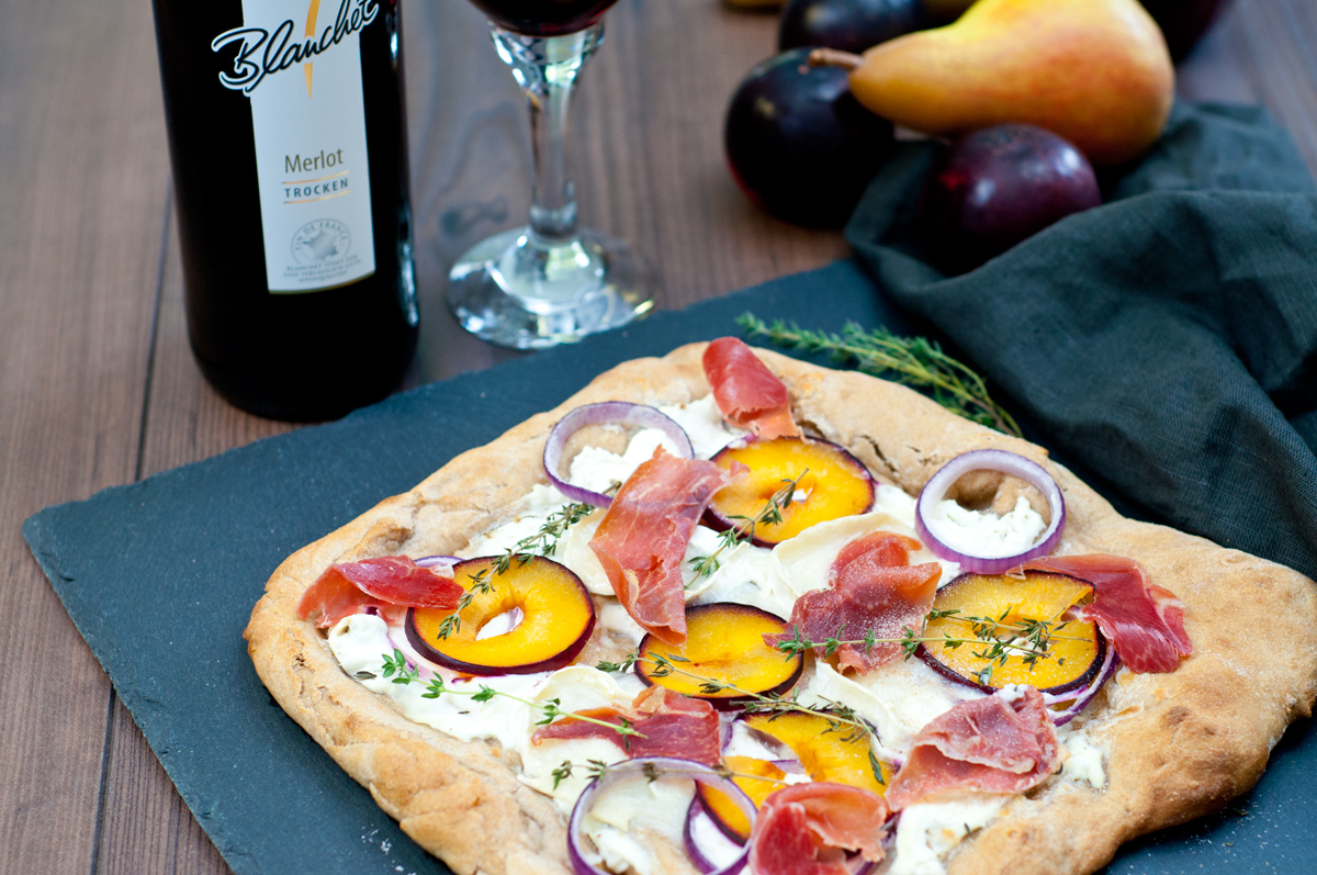 Pizza Rustico mit Pflaumen und Ziegenkäse und dazu Blanchet Merlot