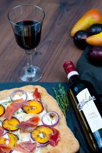 Pizza Rustico mit Pflaumen und Ziegenkäse und dazu Blanchet Merlot