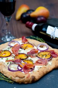 Pizza Rustico mit Pflaumen und Ziegenkäse und dazu Blanchet Merlot
