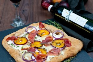 Pizza Rustico mit Pflaumen und Ziegenkäse und dazu Blanchet Merlot