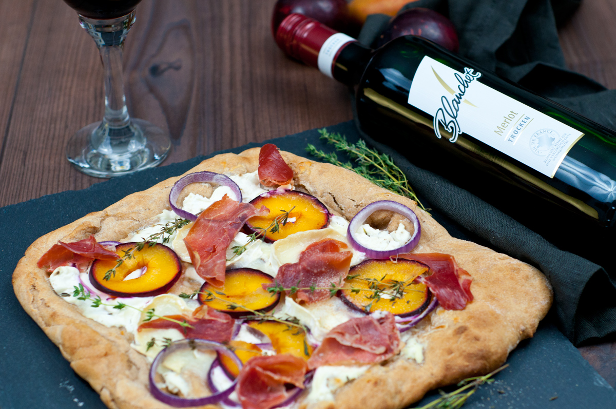 Pizza Rustico mit Pflaumen und Ziegenkäse und dazu Blanchet Merlot