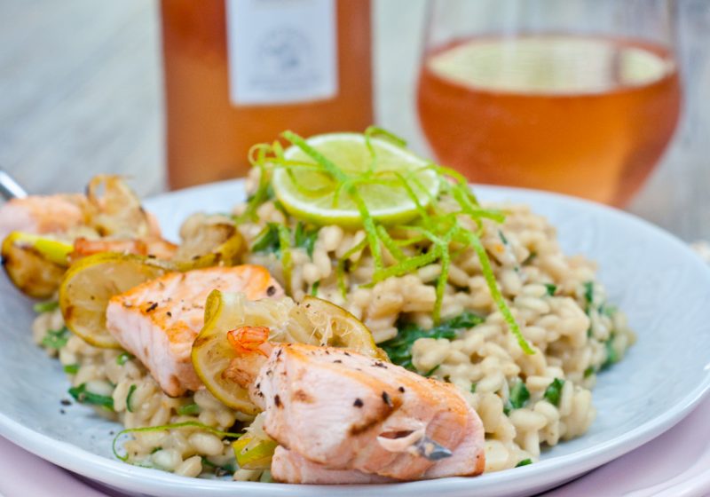 Limetten-Risotto mit Rucola und Lachs-Garnelen- Spieß zu Blanchet Rosé de France - trocken