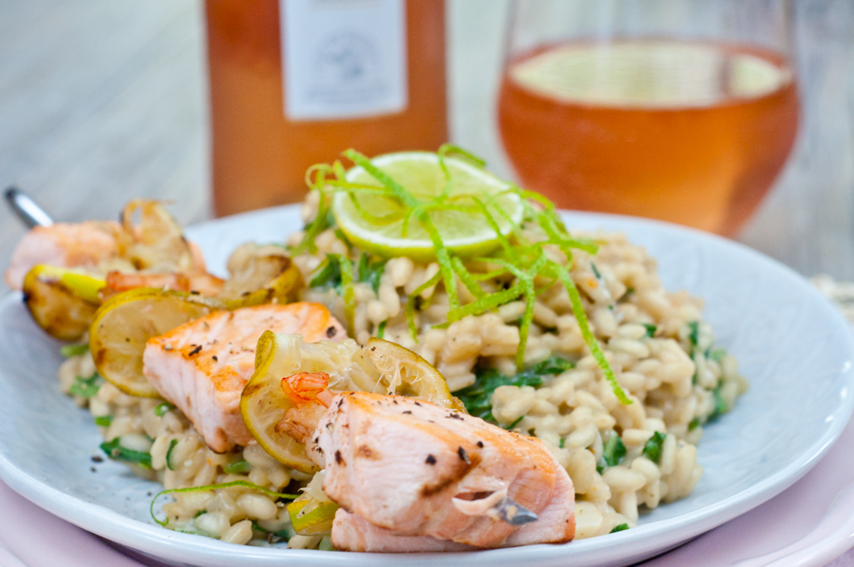 Limetten-Risotto mit Rucola, Lachs-Garnelen-Spieß und Blanchet Rosé ...