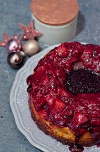 Käsekuchen mit Lebkuchen und Glühweinguss und Pflaumenkompott