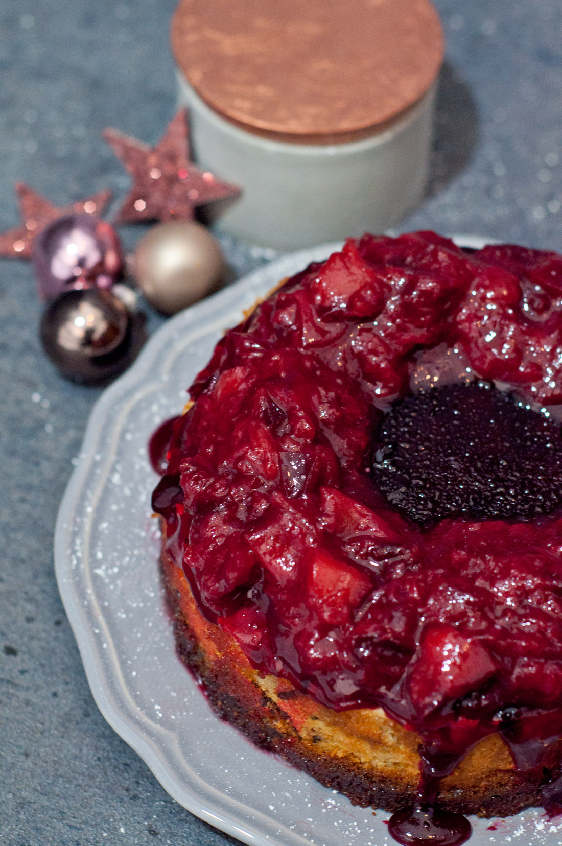 Käsekuchen mit Lebkuchen und Glühweinguss und Pflaumenkompott