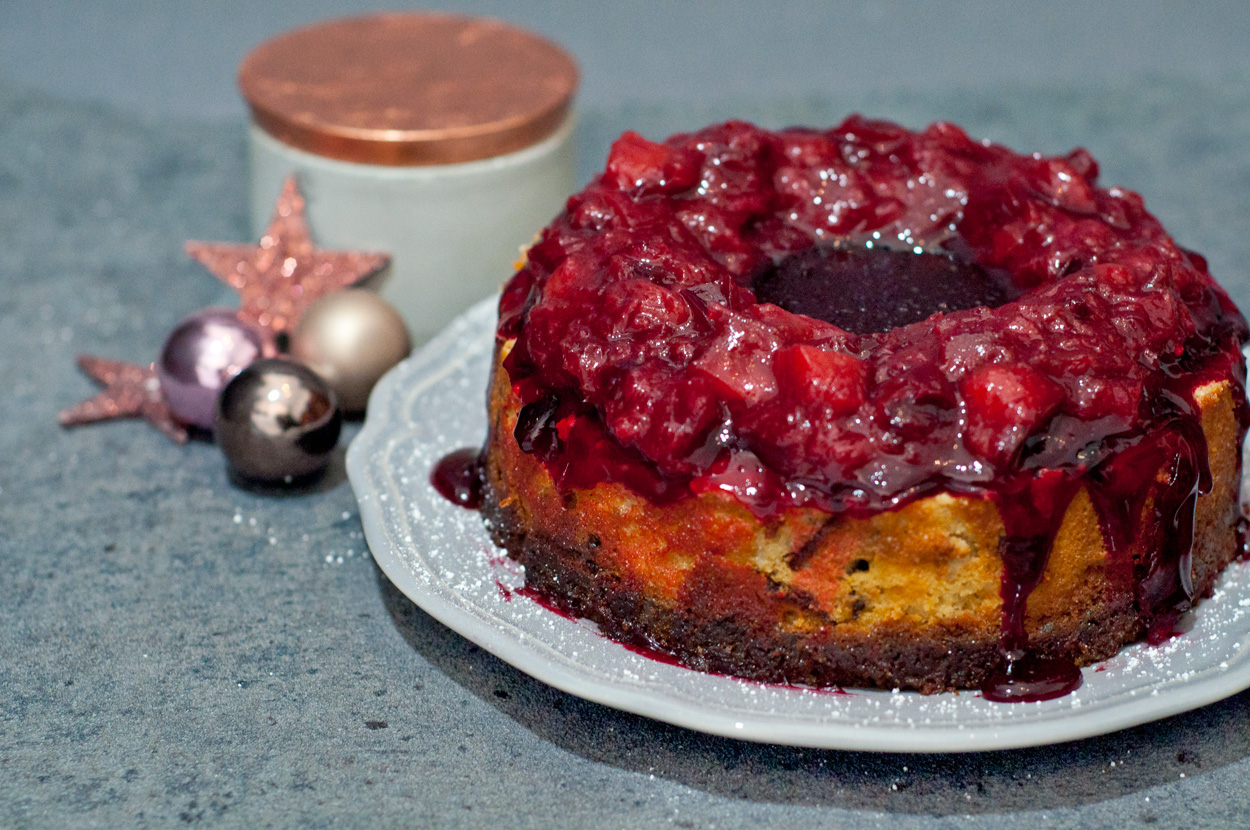 Weihnachtlicher Käsekuchen mit Lebkuchen und Glühweinguss und Pflaumenkompott