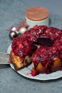 Käsekuchen mit Lebkuchen und Glühweinguss und Pflaumenkompott