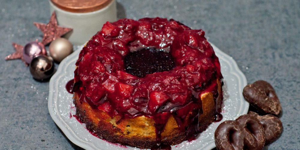 Käsekuchen mit Lebkuchen und Glühweinguss und Pflaumenkompott