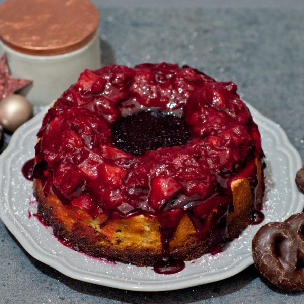 Käsekuchen mit Lebkuchen und Glühweinguss und Pflaumenkompott