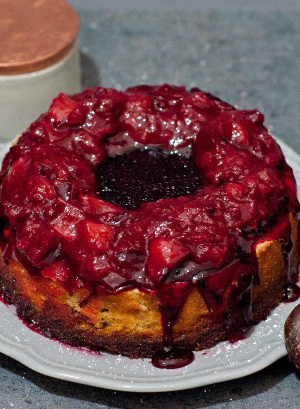 Weihnachtlicher Cheesecake mit Lebkuchen, Glühweinguss und Pflaumenkompott