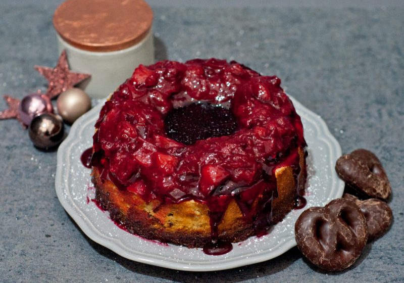 Käsekuchen mit Lebkuchen und Glühweinguss und Pflaumenkompott