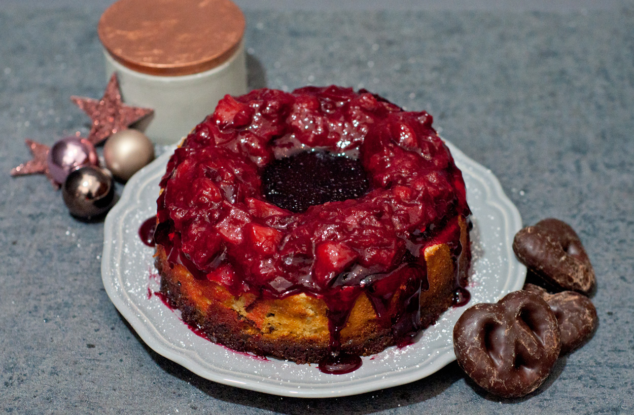 Käsekuchen mit Lebkuchen und Glühweinguss und Pflaumenkompott