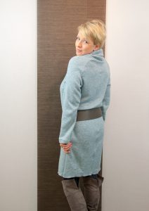 Kleid Frau Polly aus kuschligem Strickstoff Rückansicht