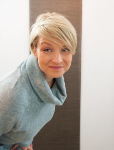 Kleid Frau Polly aus kuschligem Strickstoff | Outtakes