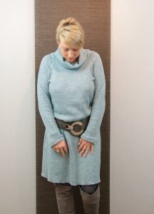 Kleid Frau Polly aus kuschligem Strickstoff mit Gürtel und Overknees