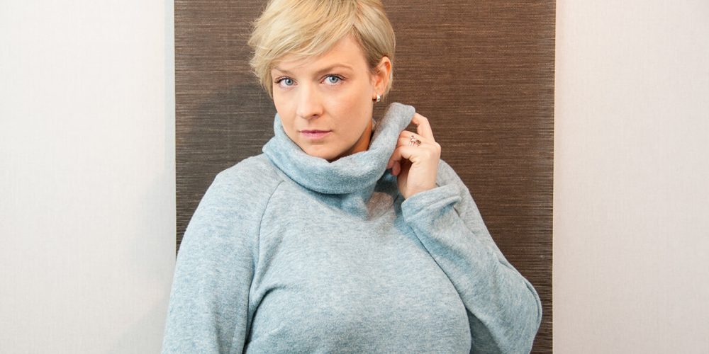 Kleid Frau Polly aus kuschligem Strickstoff mit Rollkragen