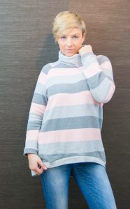 Tante Hertha aus Streifen-Strick in rose und grau mit Rollkragen