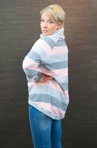 Tante Hertha aus Streifen-Strick in rose und grau mit Rollkragen
