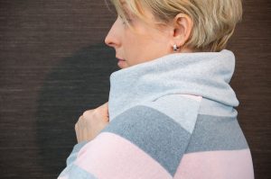 Tante Hertha aus Streifen-Strick in rose und grau mit Rollkragen