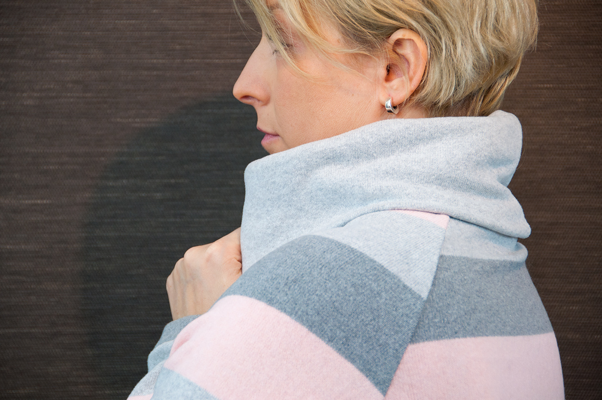 Tante Hertha aus Streifen-Strick in rose und grau mit Rollkragen