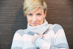 Tante Hertha aus Streifen-Strick mit Rollkragen