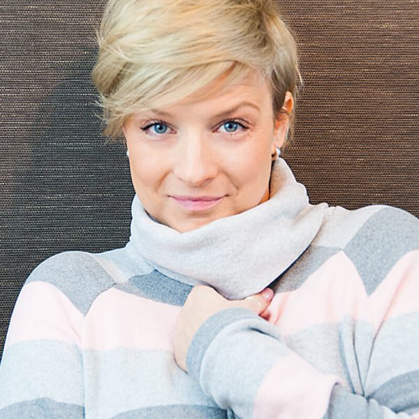 Tante Hertha aus Streifen-Strick mit Rollkragen