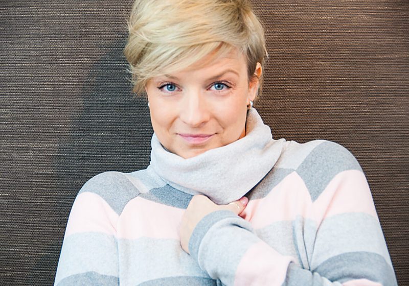 Tante Hertha aus Streifen-Strick mit Rollkragen