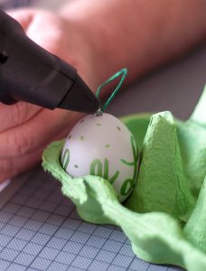Oster-DIY Anhänger ankleben