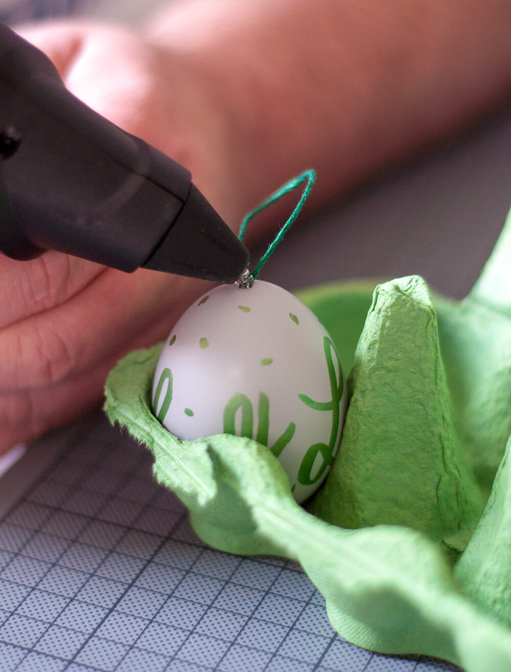 Oster-DIY Anhänger ankleben