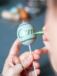 Oster-DIY Eier mit Kalligrafiestiften bemalen oder beschriften