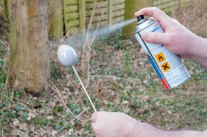 Oster-DIY grundieren der Eier mit Haftgrund