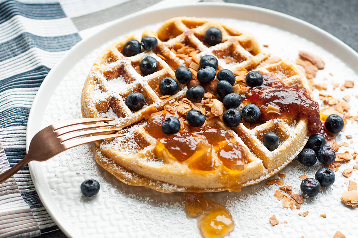 Belgische Waffeln mit Marmelade und Blaubeeren