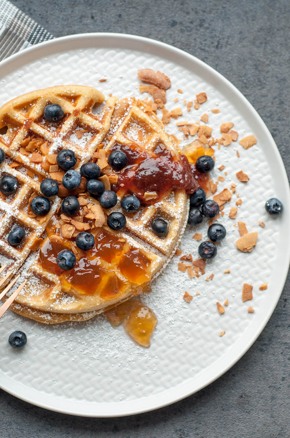 Belgische Waffeln mit Marmelade und Blaubeeren