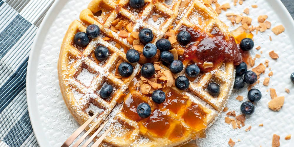 Belgische Waffeln mit Marmelade und Blaubeeren