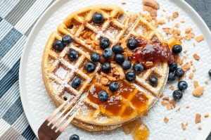 Belgische Waffeln mit Marmelade und Blaubeeren