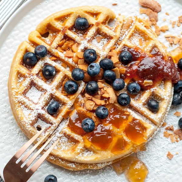 Belgische Waffeln mit Marmelade und Blaubeeren