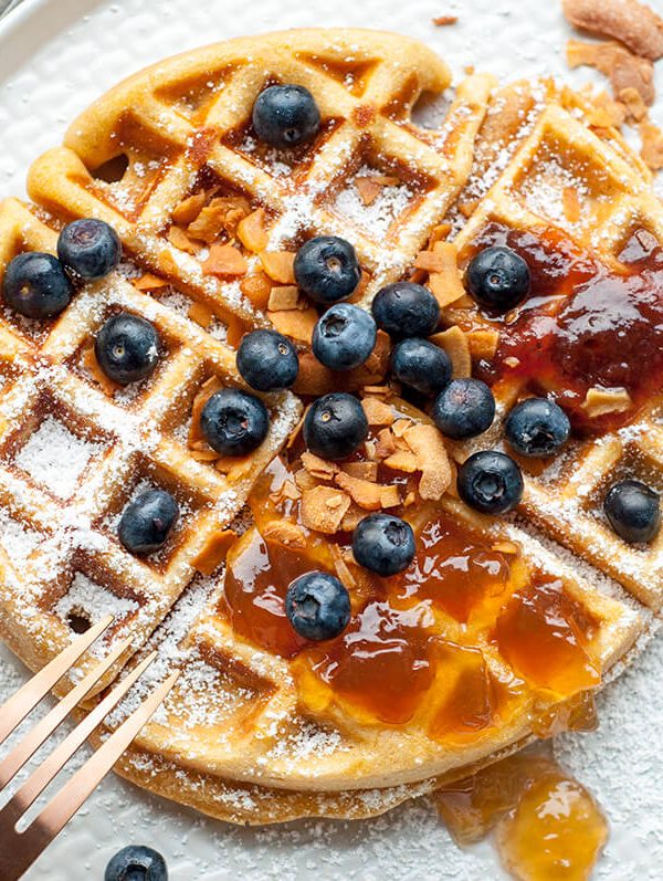 Waffeln mit Marmelade, Blaubeeren und Kokoschips