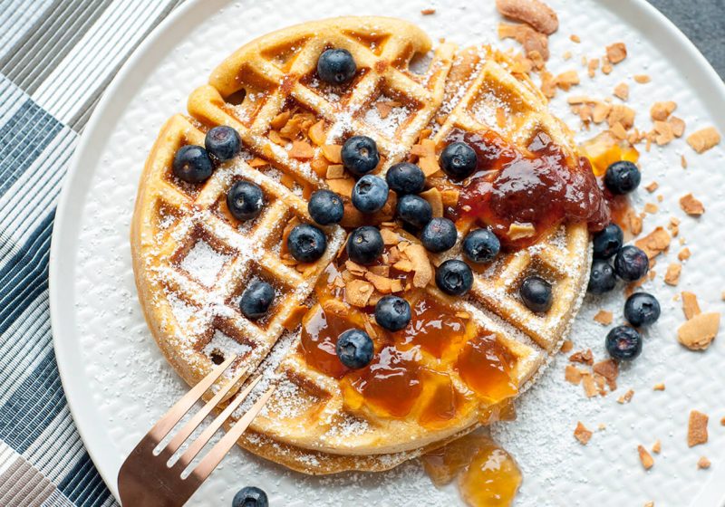 Belgische Waffeln mit Marmelade und Blaubeeren