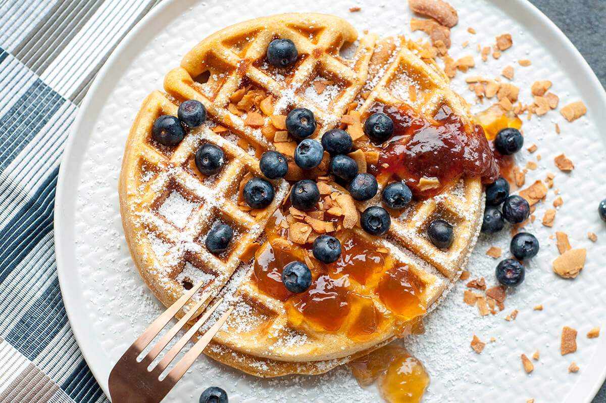 Belgische Waffeln mit Marmelade und Blaubeeren