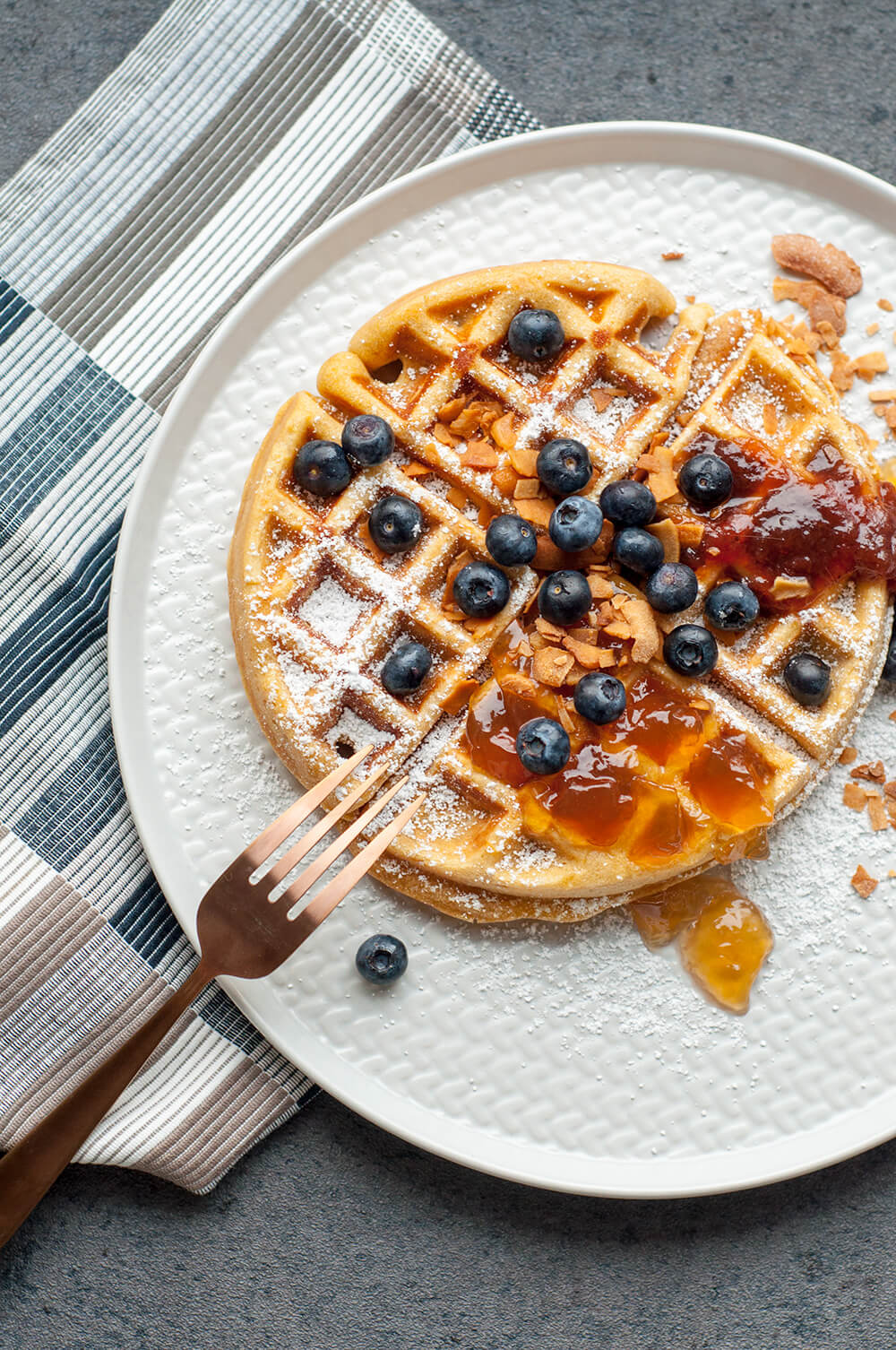 Belgische Waffeln mit Marmelade und Blaubeeren