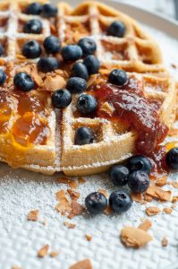 Belgische Waffeln mit Marmelade und Blaubeeren
