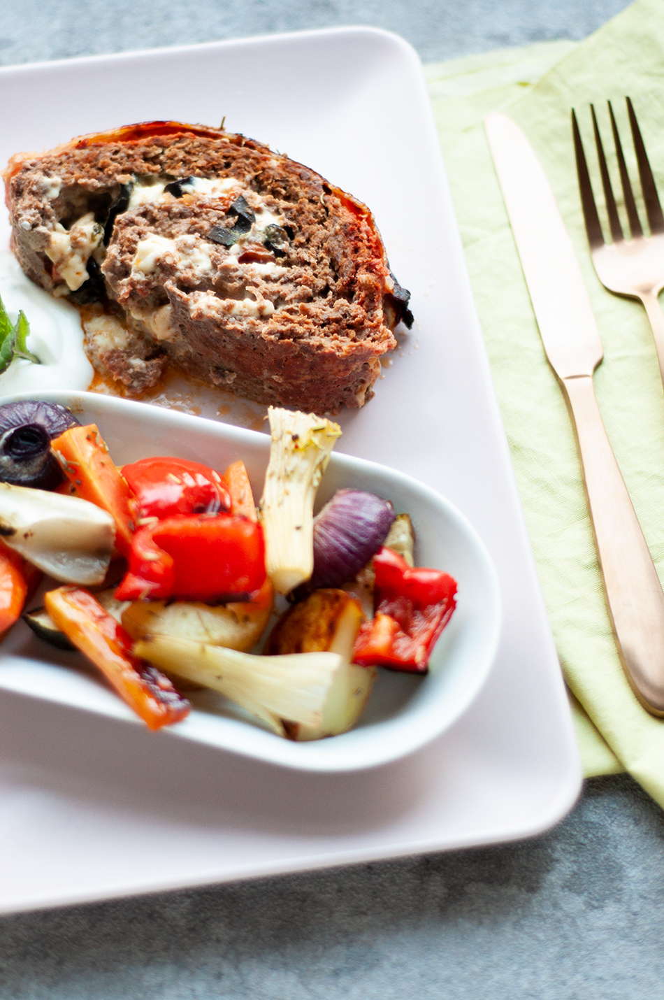 Mediterraner Hackbraten mit Ofengemüse