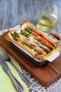 Grüner Spargel und Lachs im Kartoffel-Blätteteigbett